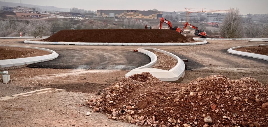 ein Kreisel wird gebaut, das Bild ist bräunlich und voller Erde und Steine