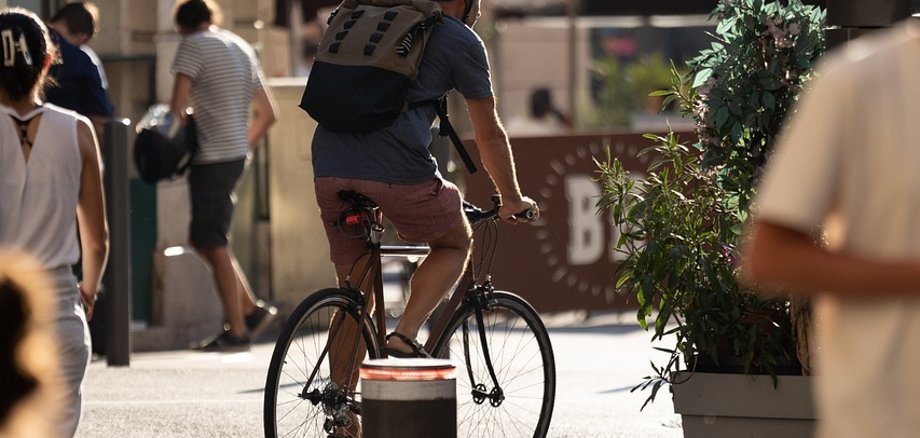 ein Fahrradfahrer fährt durch die Innenstadt