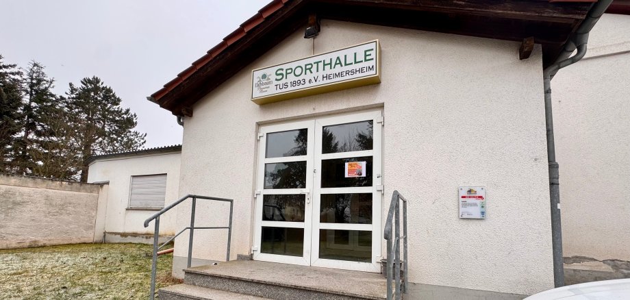 Sporthalle Heimersheim von außen und vorne