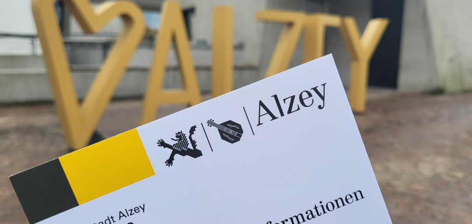Stadt-Info im Vordergrund und hinten dran das Alzeyer Schild vor dem Museum