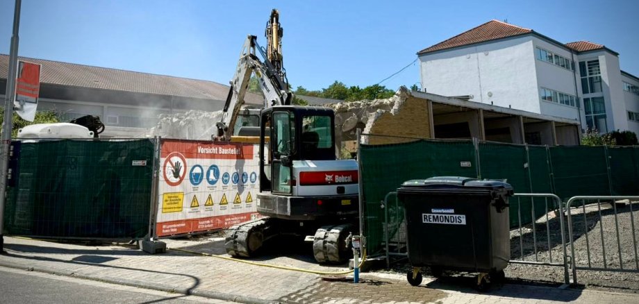 Baustelle. Bauarbeiten mit dem Bagger.
