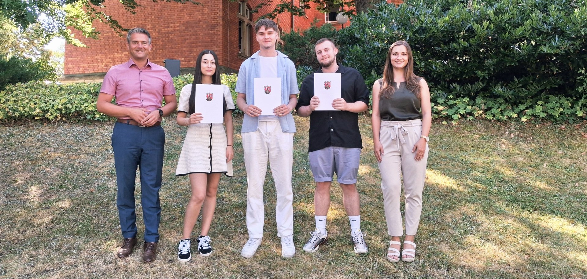 Bürgermeister, Ausbildungsleitung und die 3 Auszubildenden Simay Akcam, Dominic Zimmermann und Neal Knieling, die ihre Ausbildung erfoglreich abgeschlossen haben.