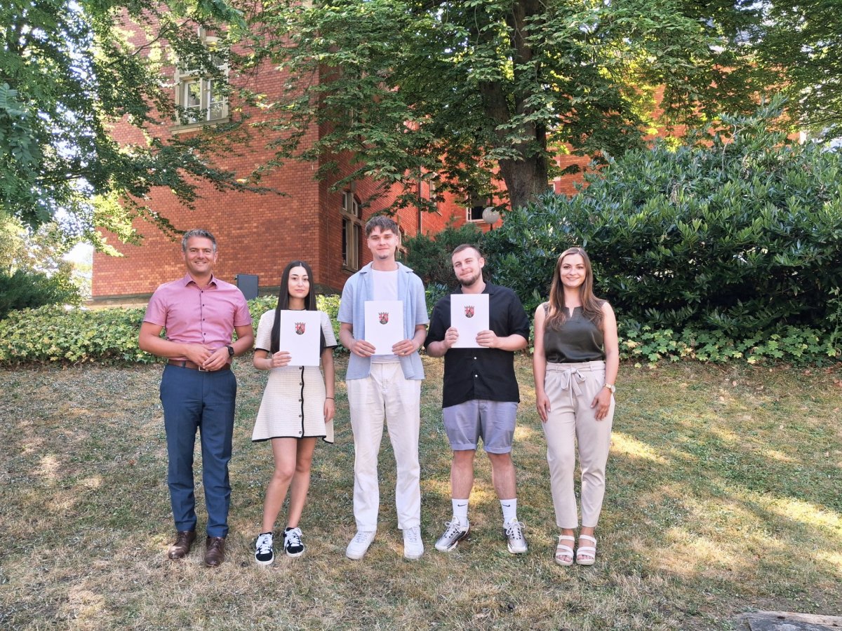 Bürgermeister, Ausbildungsleitung und die 3 Auszubildenden Simay Akcam, Dominic Zimmermann und Neal Knieling, die ihre Ausbildung erfoglreich abgeschlossen haben.