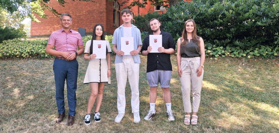 Bürgermeister, Ausbildungsleitung und die 3 Auszubildenden Simay Akcam, Dominic Zimmermann und Neal Knieling, die ihre Ausbildung erfoglreich abgeschlossen haben.