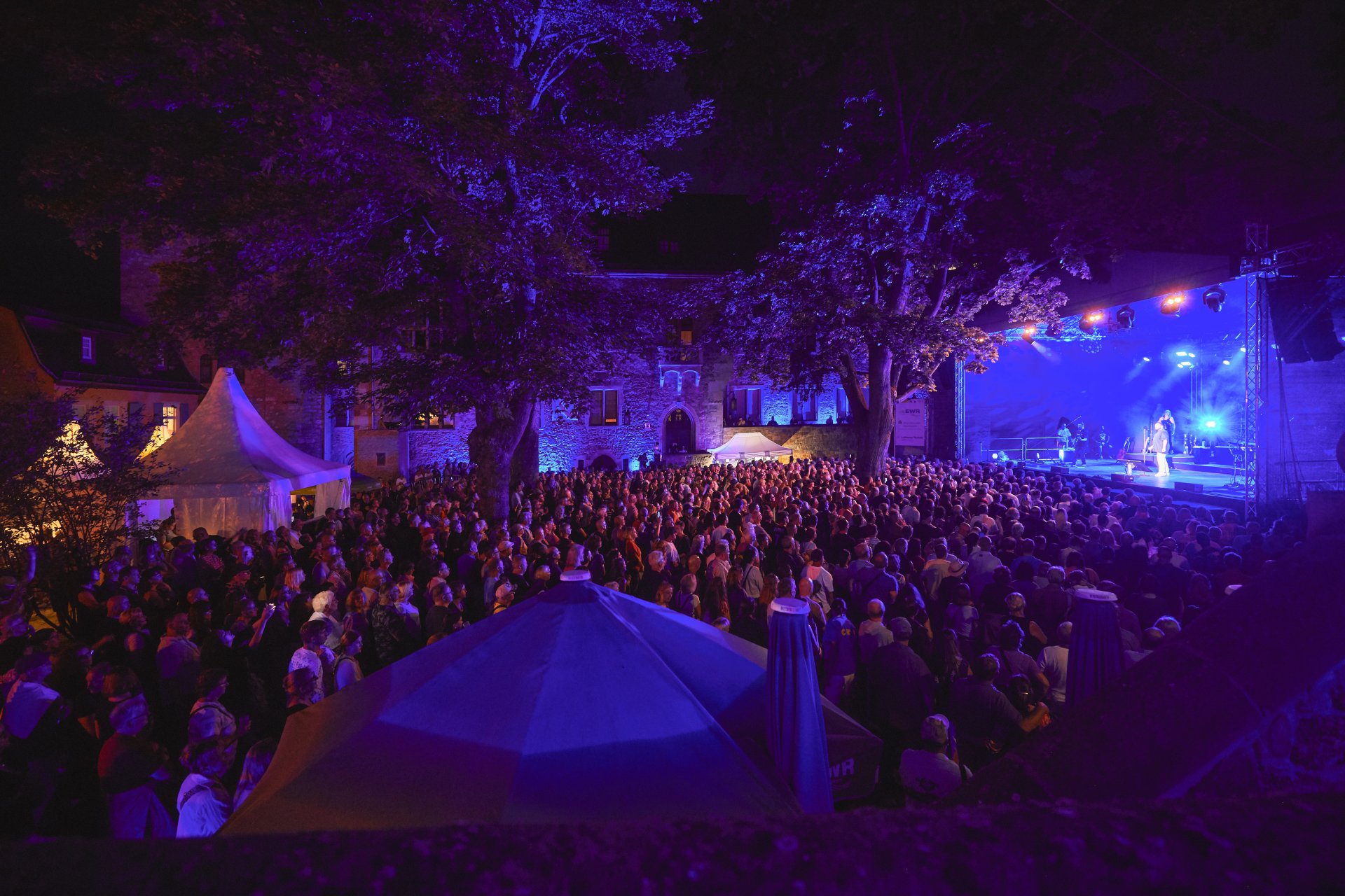 Gelände vom Konzert, bei Dunkelheit.Große Menschenmenge.