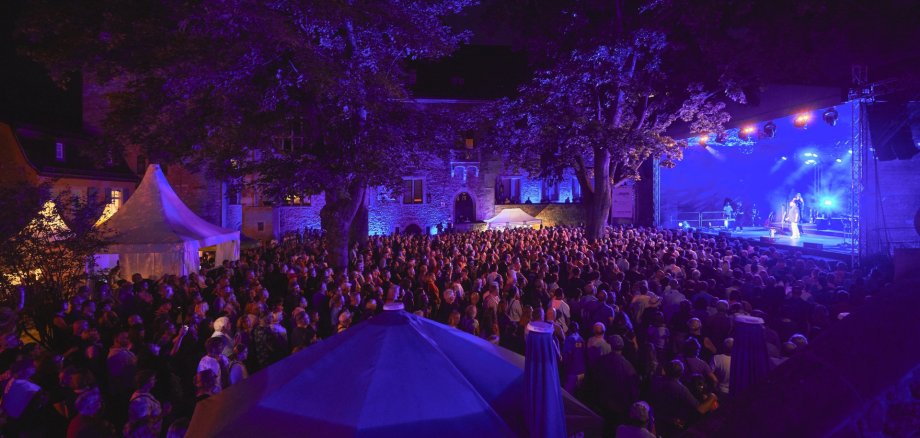 Gelände vom Konzert, bei Dunkelheit.Große Menschenmenge.