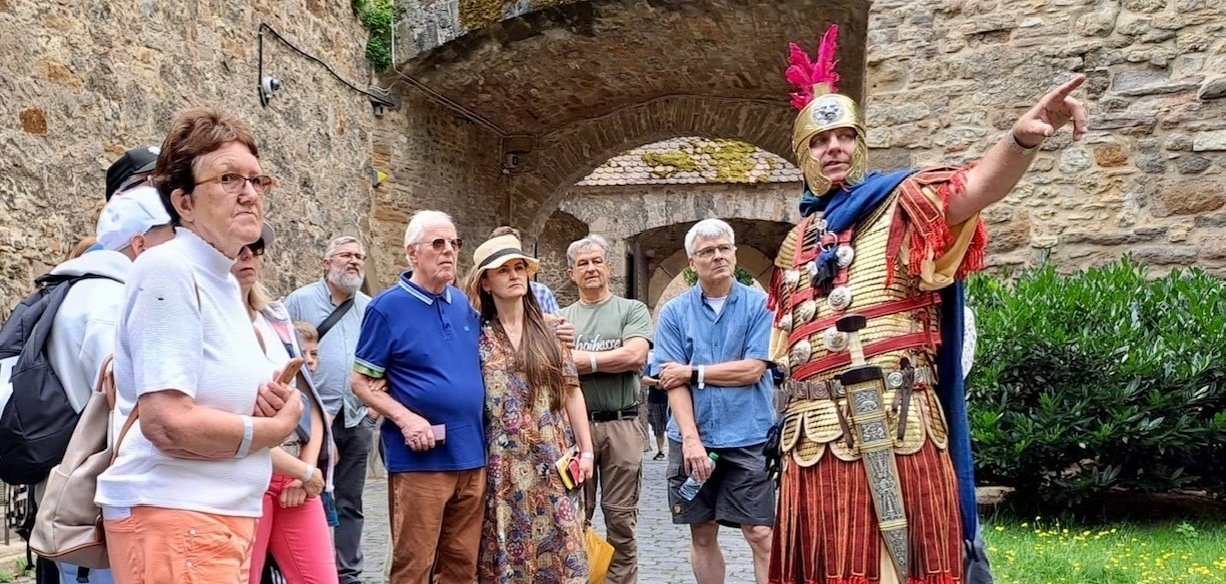 viele Personen hören einer verkleideten Person zu