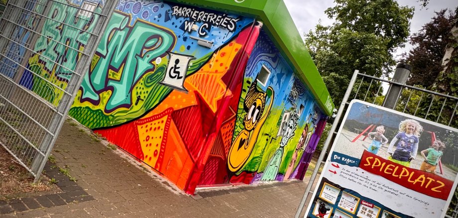 Toilettenhaus bunt besprüht, am Spielsplatz.