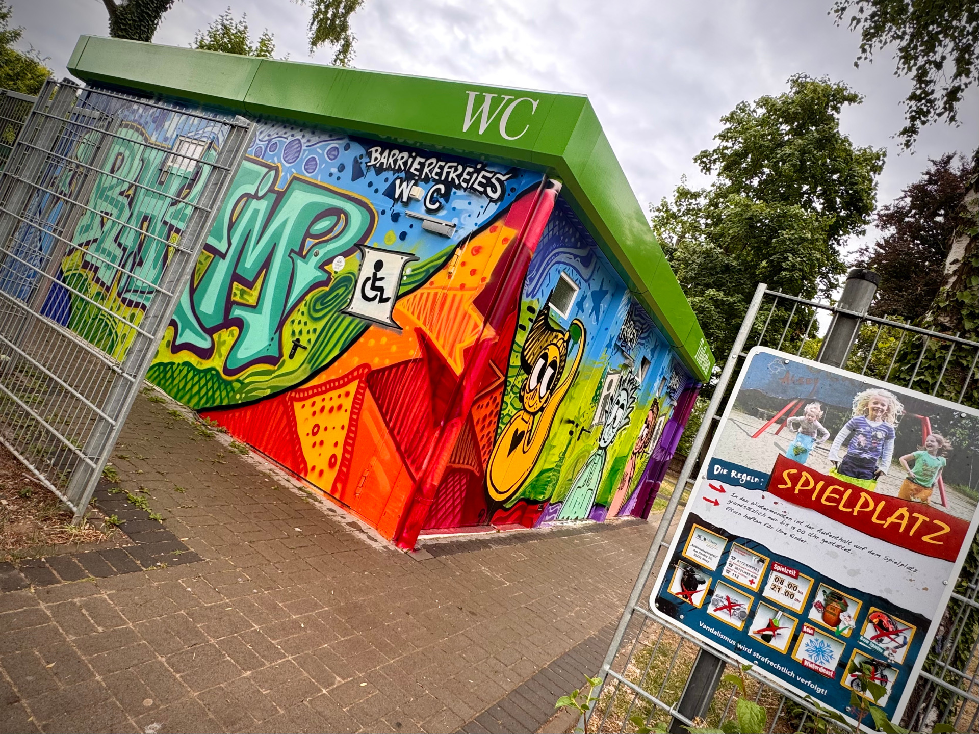 Toilettenhaus bunt besprüht, am Spielsplatz.