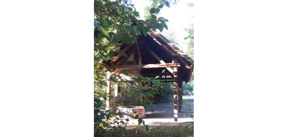 Überdachter Brunnen, in der Natur.