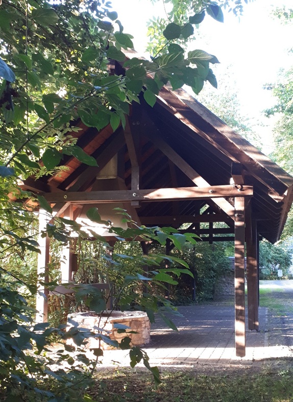 Überdachter Brunnen, in der Natur.