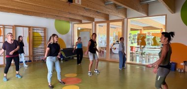 Frauen welche unter Anleitung Sport treiben.