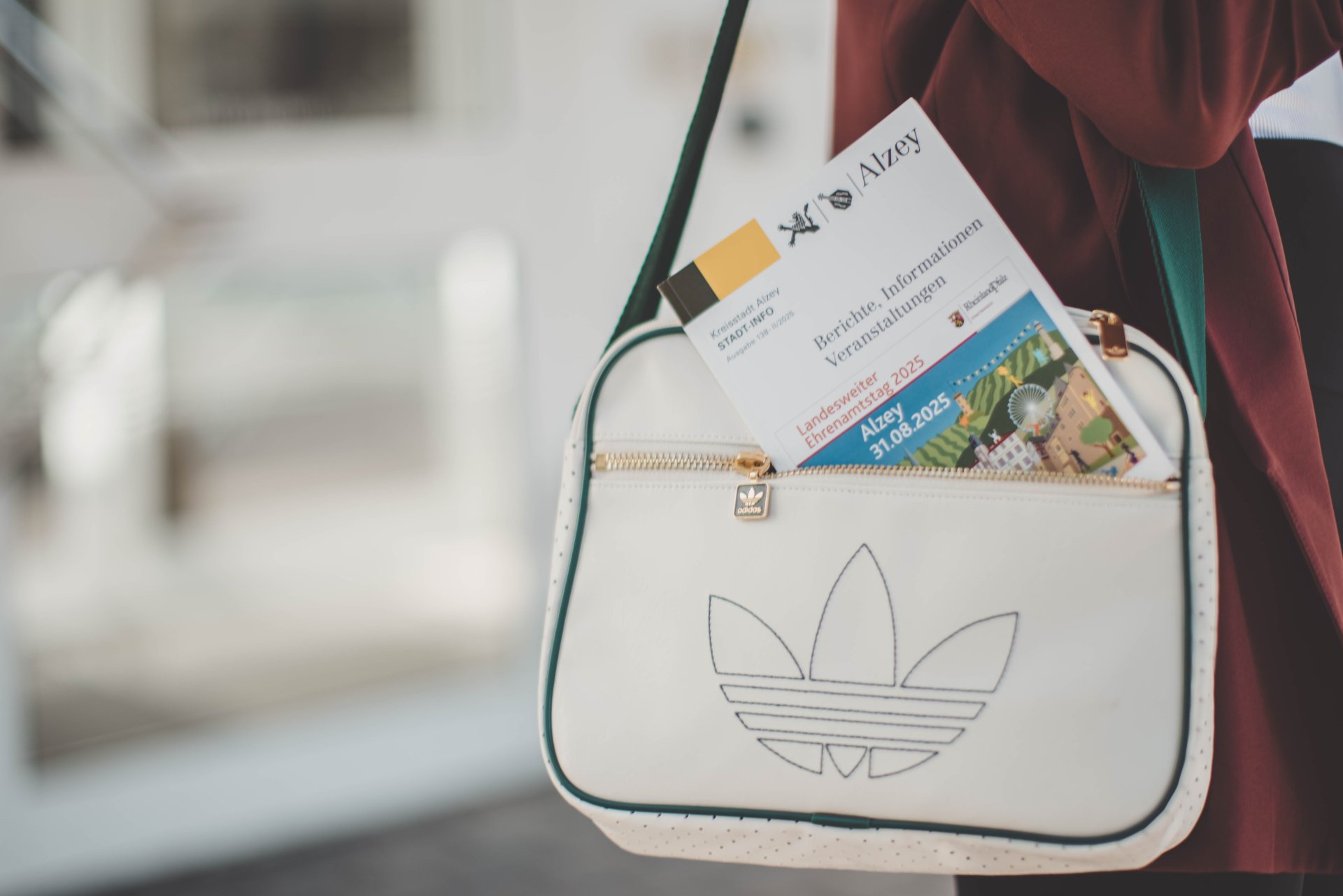 Kreisstadt, Stadt-Info Heft in Tasche.