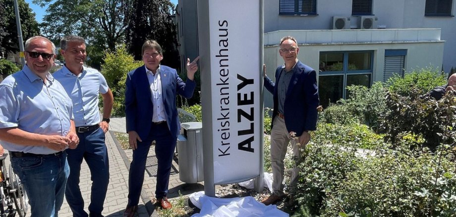 3 Männer stehen vor dem Kreiskrankenhaus Alzey