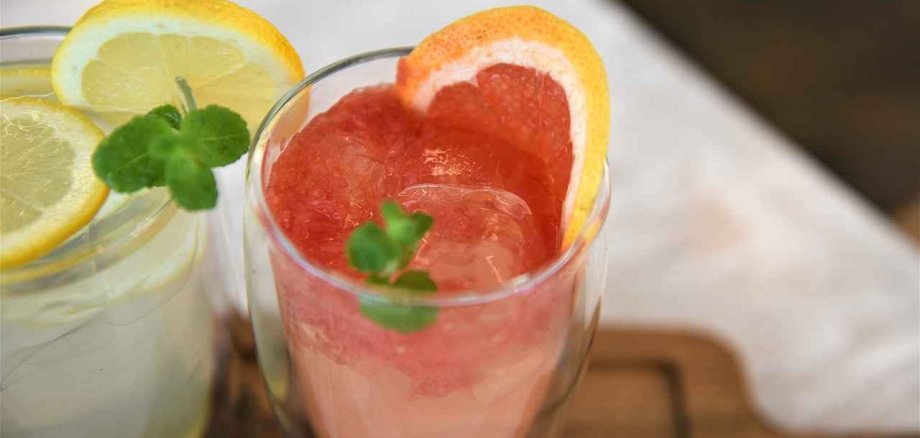 zwei Cocktailgläser 