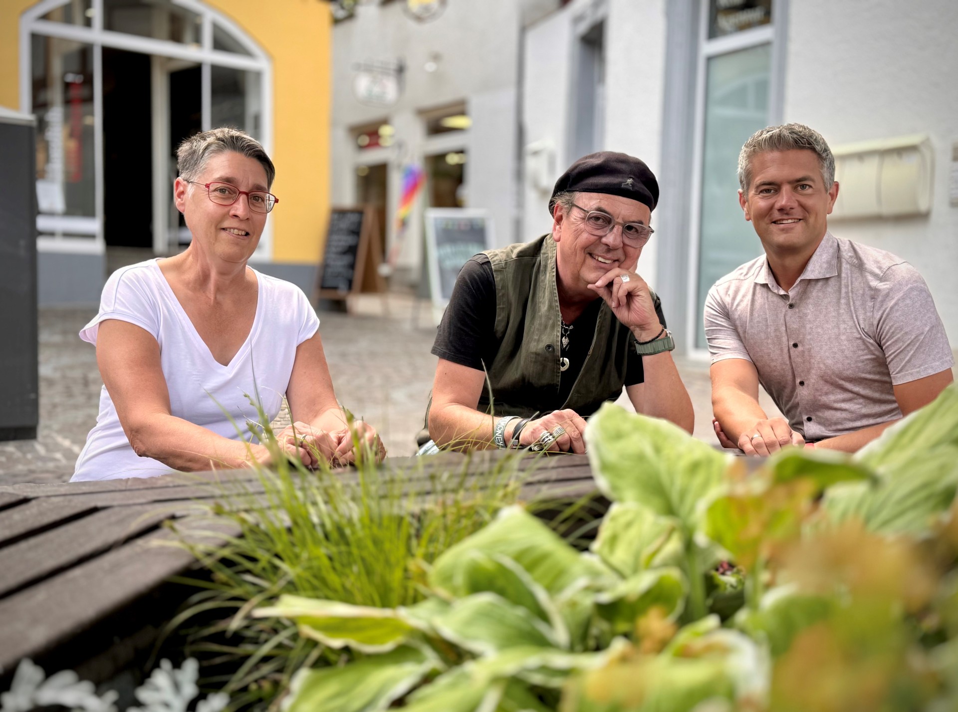 Baumpaten, an einer Bank.