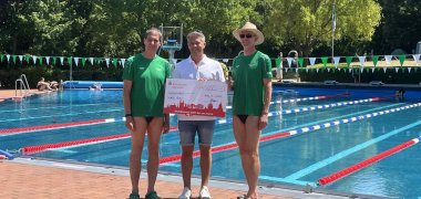 Bürgermeister übergibt Freibad Alzey 600 Euro Check.