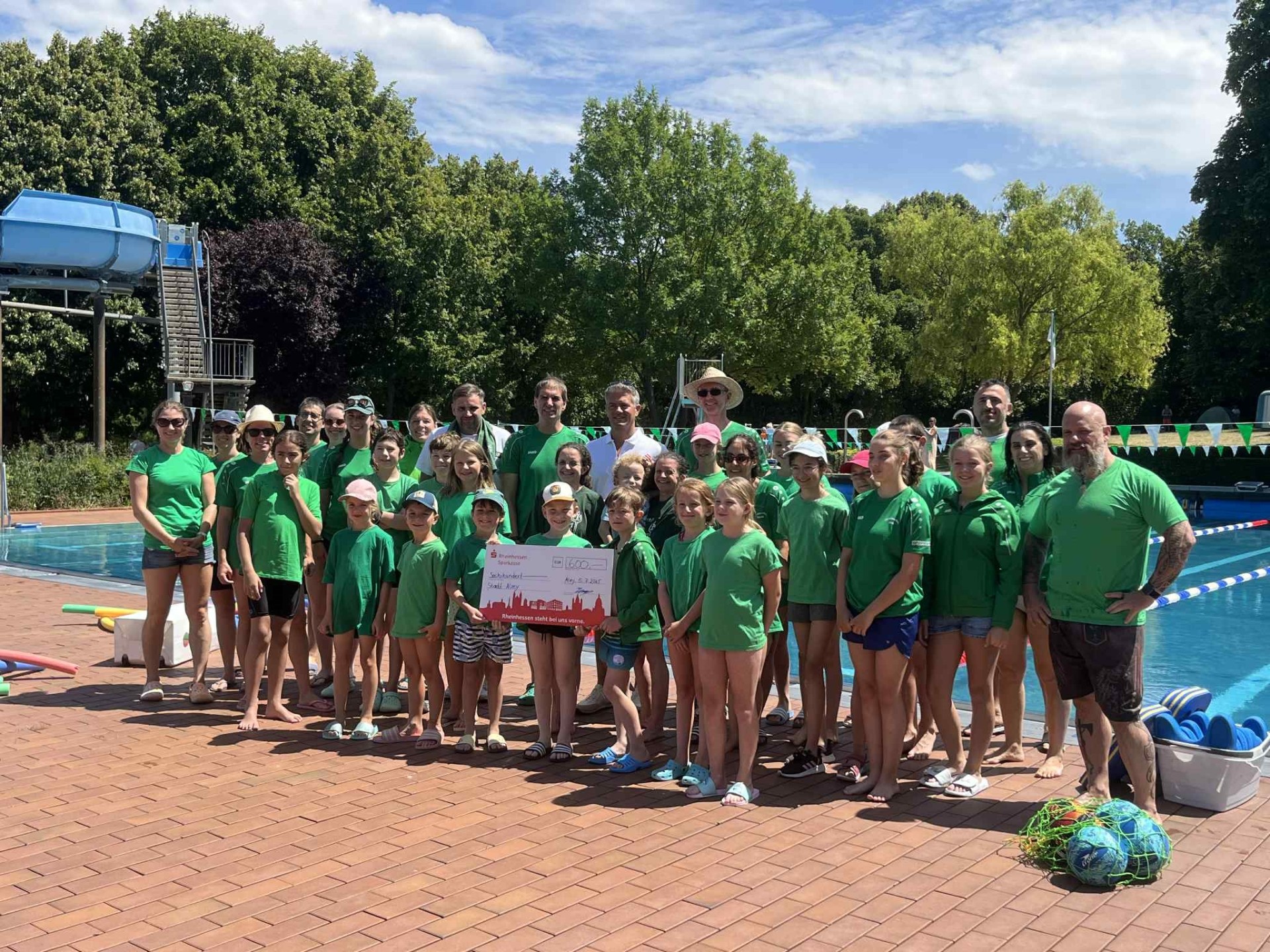 Gruppenfoto der Schwimmer und Schwimmerinen, vor dem Schwimmbecken.