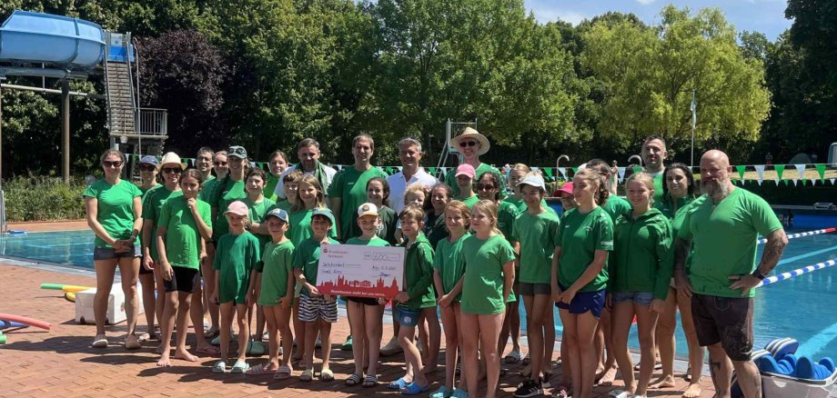 Gruppenfoto der Schwimmer und Schwimmerinen, vor dem Schwimmbecken.