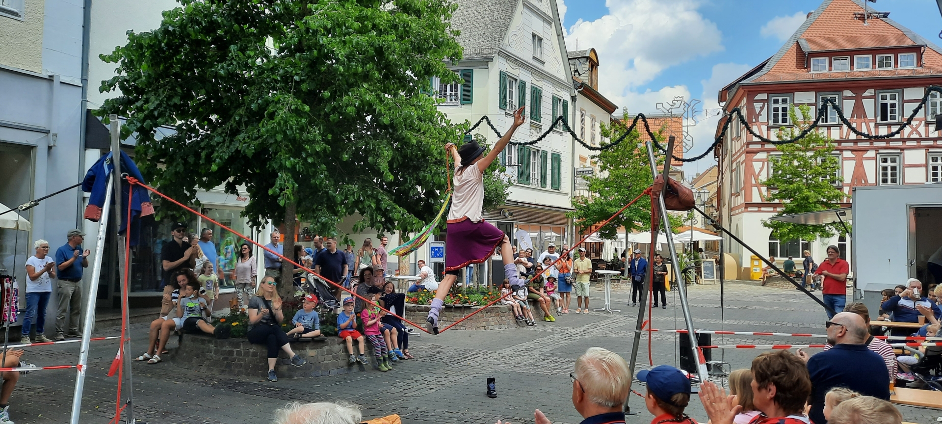 eine Vorführung auf dem Fischmarkt mt vielen Zuschauern