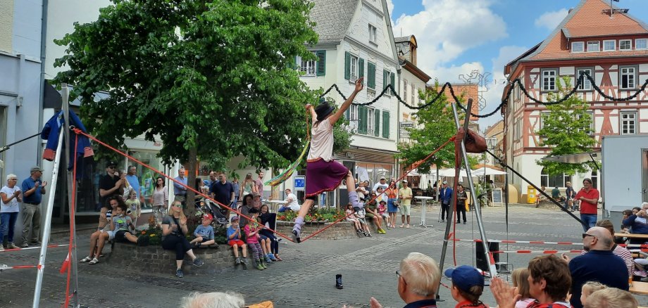eine Vorführung auf dem Fischmarkt mt vielen Zuschauern
