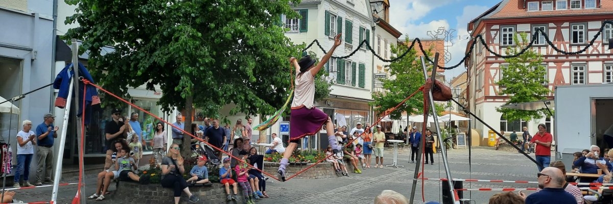 eine Vorführung auf dem Fischmarkt mt vielen Zuschauern