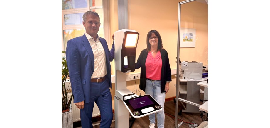 2 Personen vor einem Foto Point Gerät