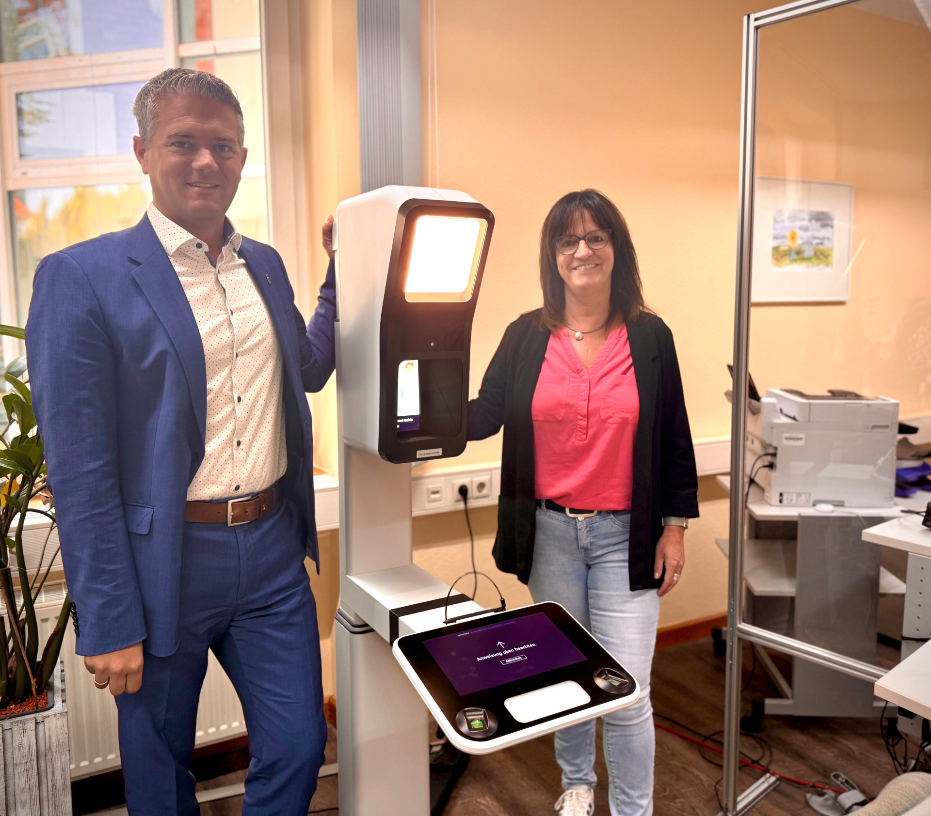 2 Personen vor einem Foto Point Gerät