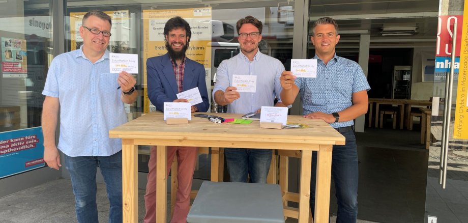 4 Männer mit einer Karte in der Hand mit der Schrift "Zukunftsstadt Alzey"