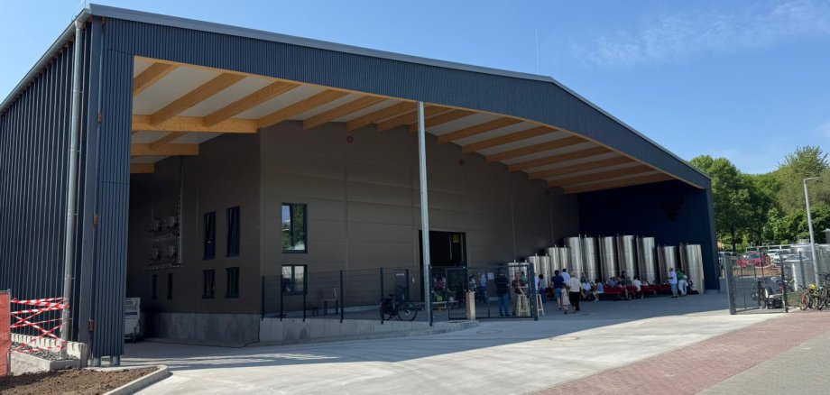 eine große Halle von außen dunkel Blau