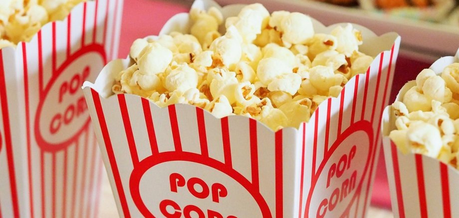 mehrere Popcorntüten voll gefüllt
