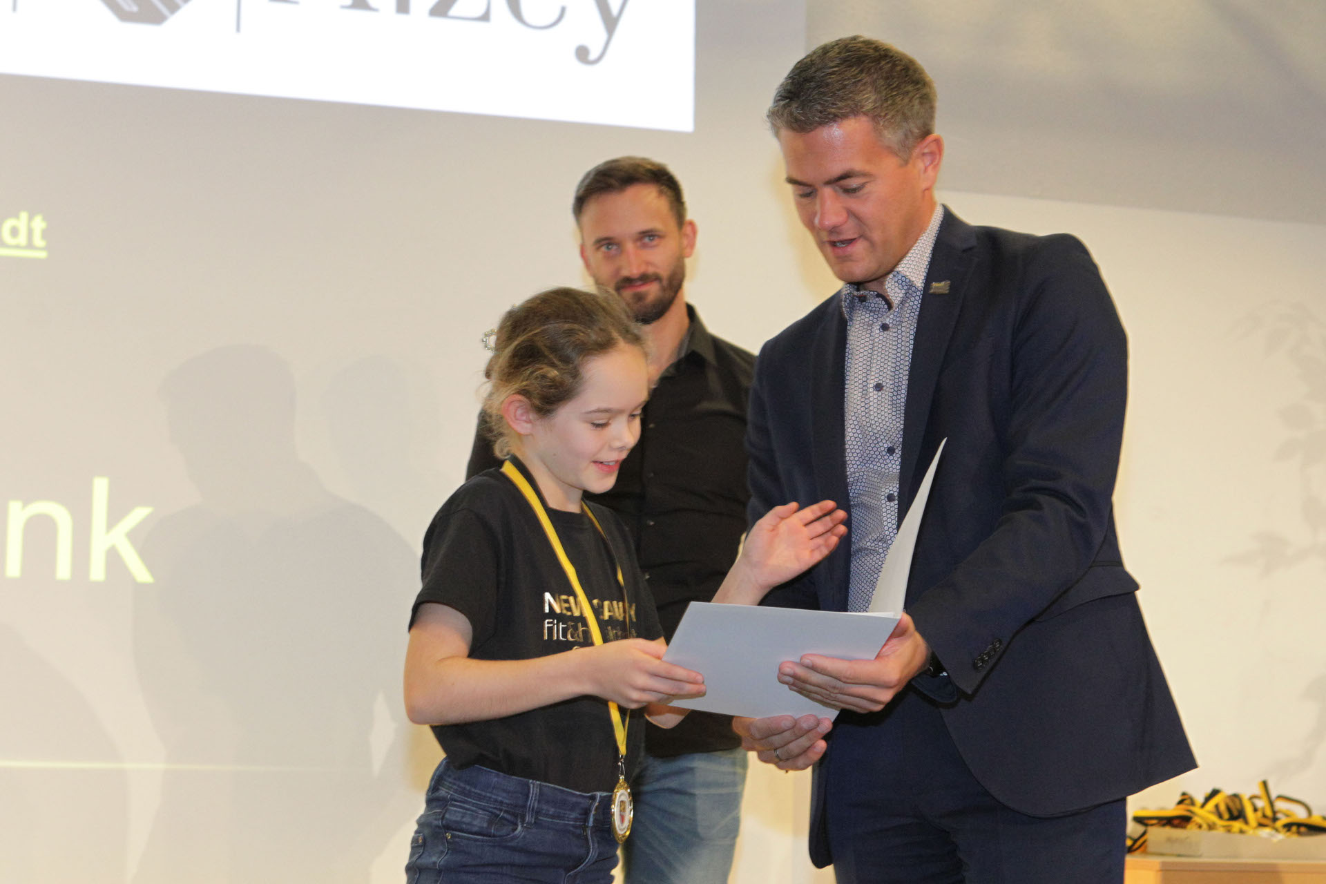 Bürgermeister gib einem jungen Mädchen eine Urkunde