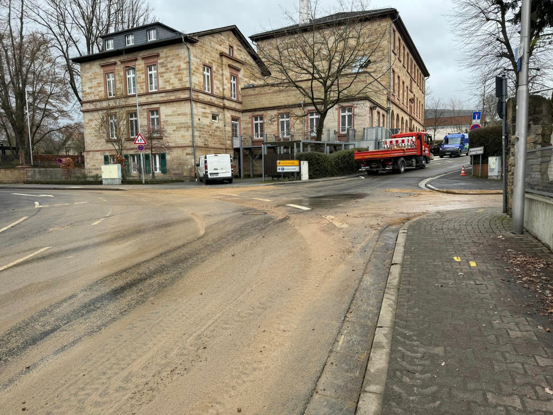 schmutzige Straße neben dem Aufbaugymnasium in Alzey