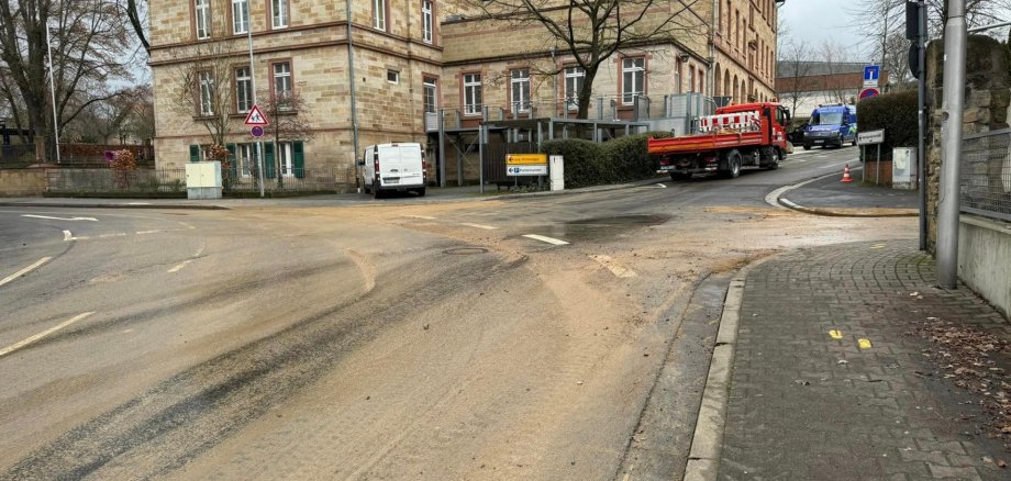 schmutzige Straße neben dem Aufbaugymnasium in Alzey