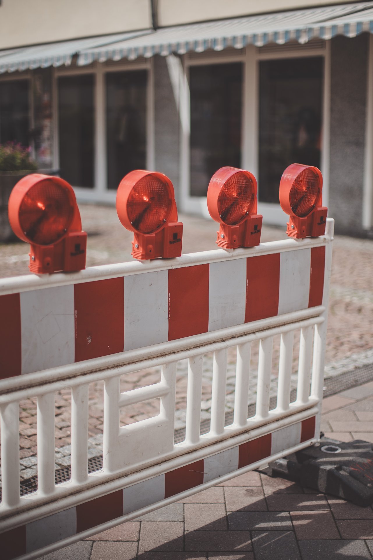 weiß rote Absperrung