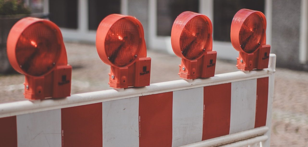 weiß rote Absperrung