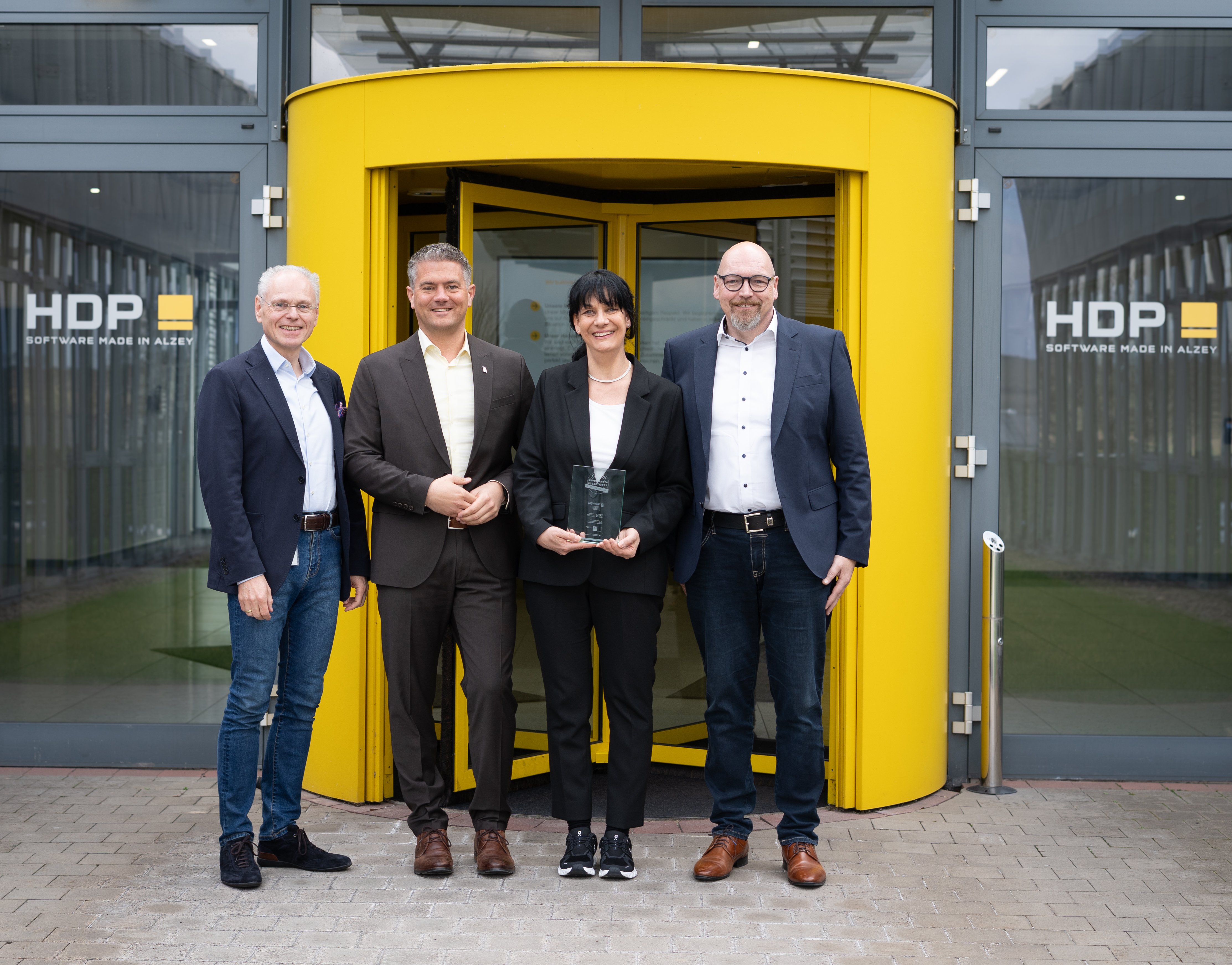 Bürgermeister Jung mit 3 Personen der HDP und einem Preis in der Hand