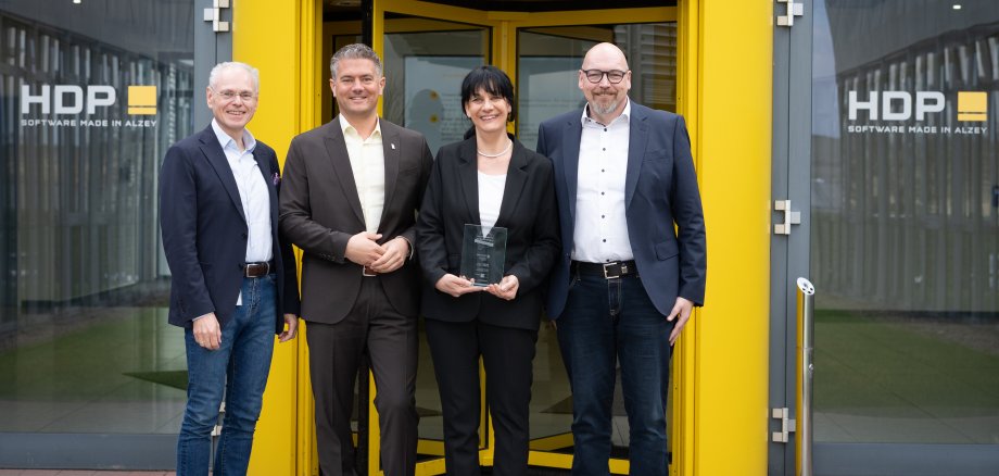 Bürgermeister Jung mit 3 Personen der HDP und einem Preis in der Hand