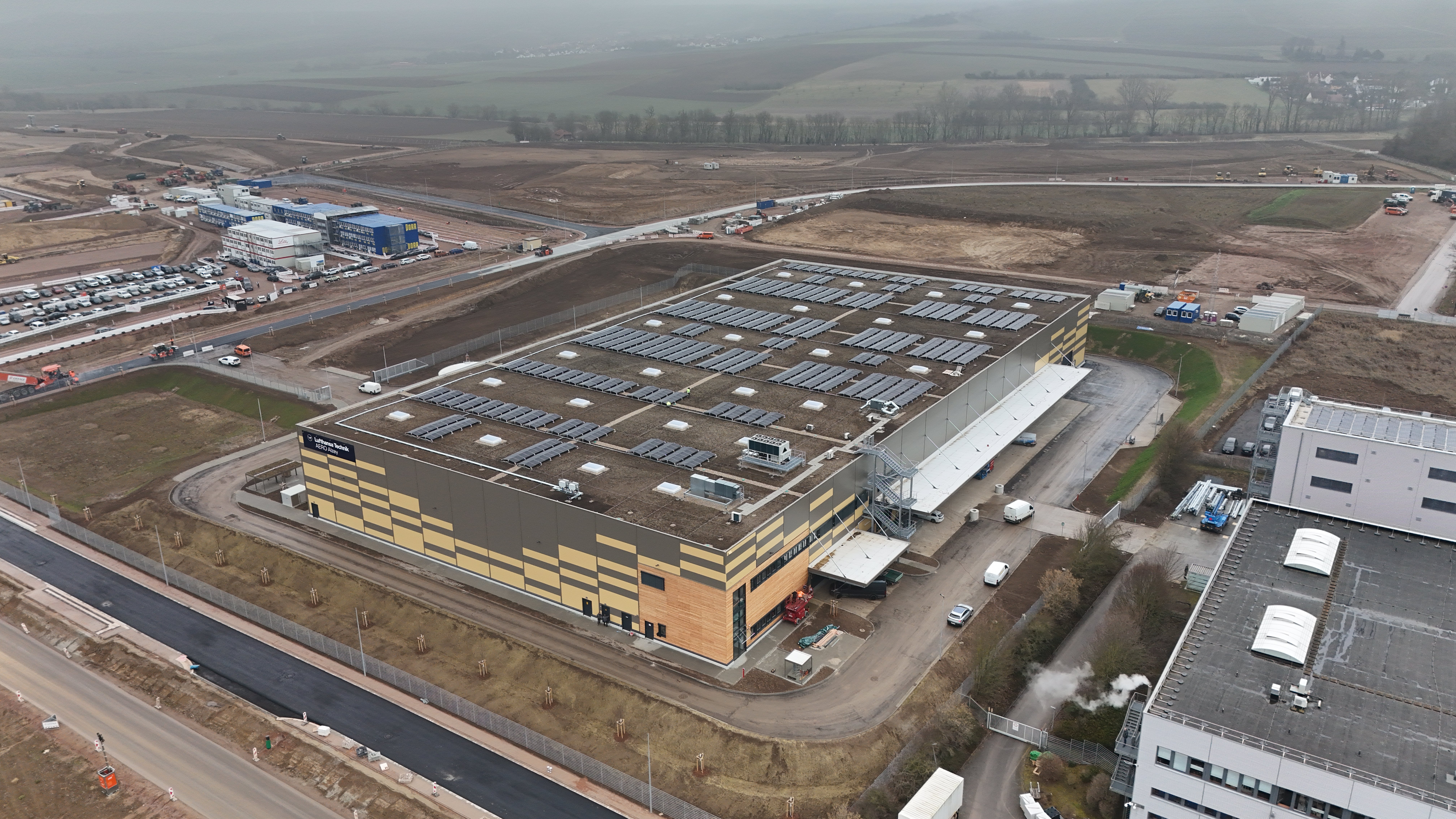 ein Gebäude von schräger Sicht und von oben