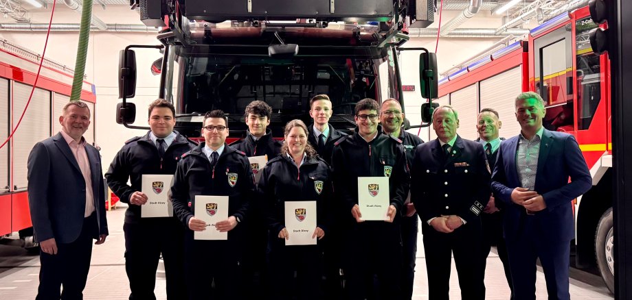 Feuerwehr Alzey mit Urkunden