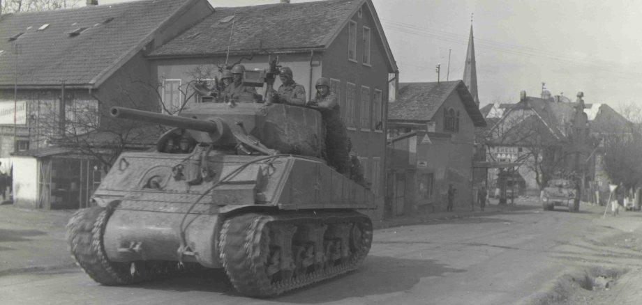 ein altes schwarz-weiß Bild auf dem ein Panzer abgebildet ist