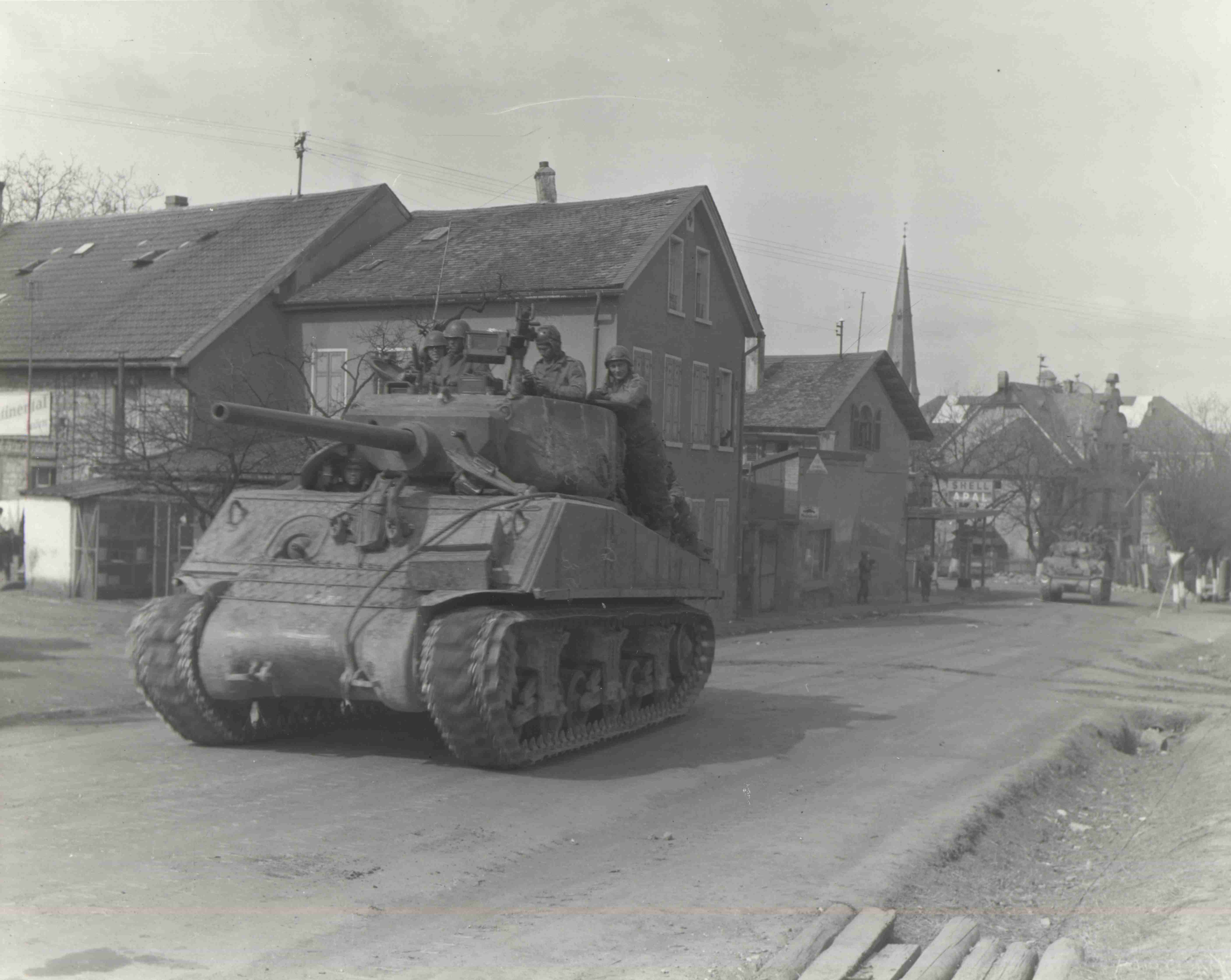 ein altes schwarz-weiß Bild auf dem ein Panzer abgebildet ist