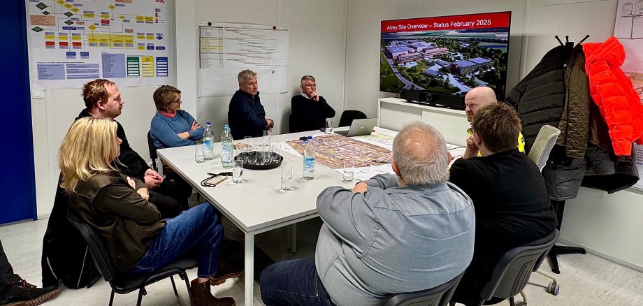 Besprechung mit 9 Personen um das Thema Lilly