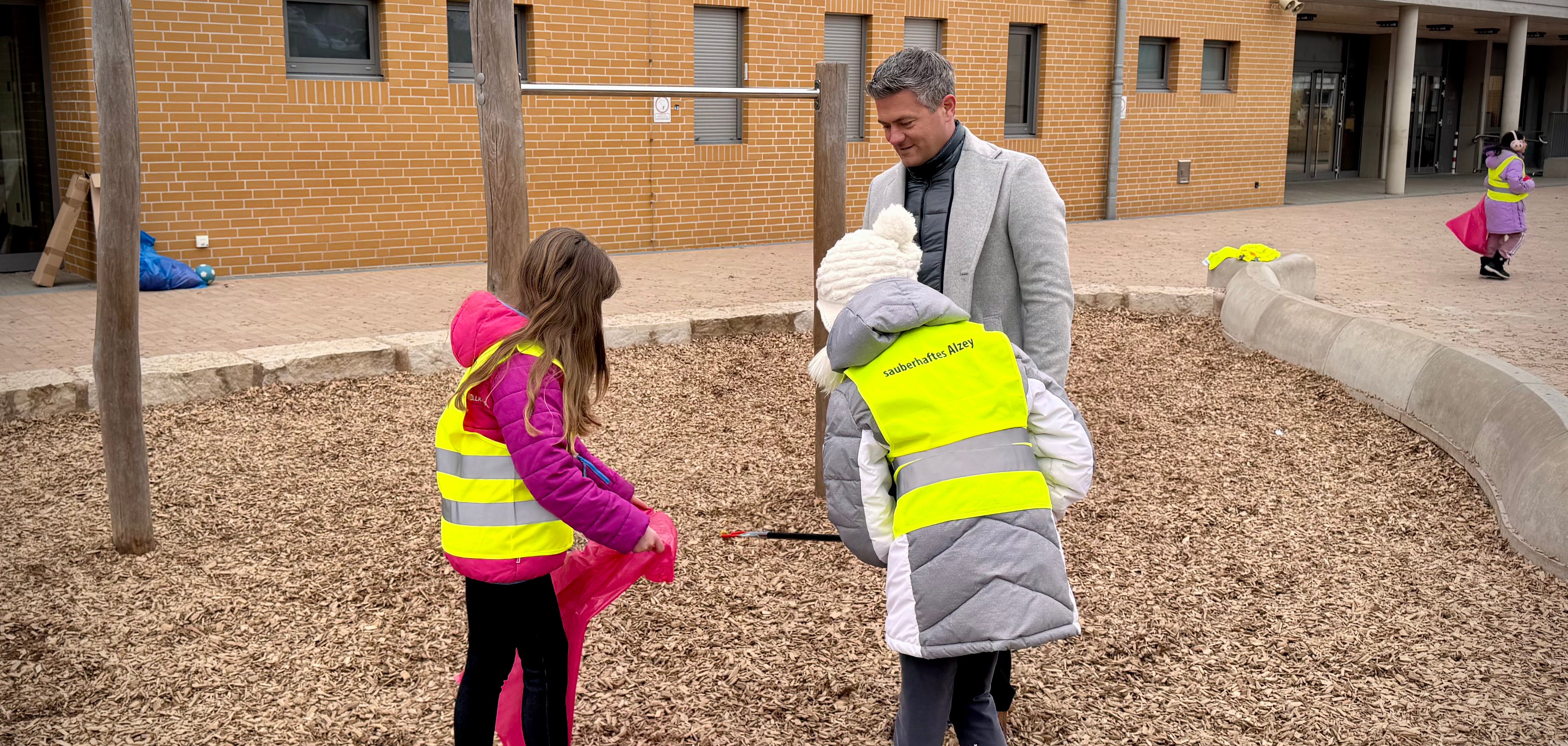 Kinder helfen beim sauber machen