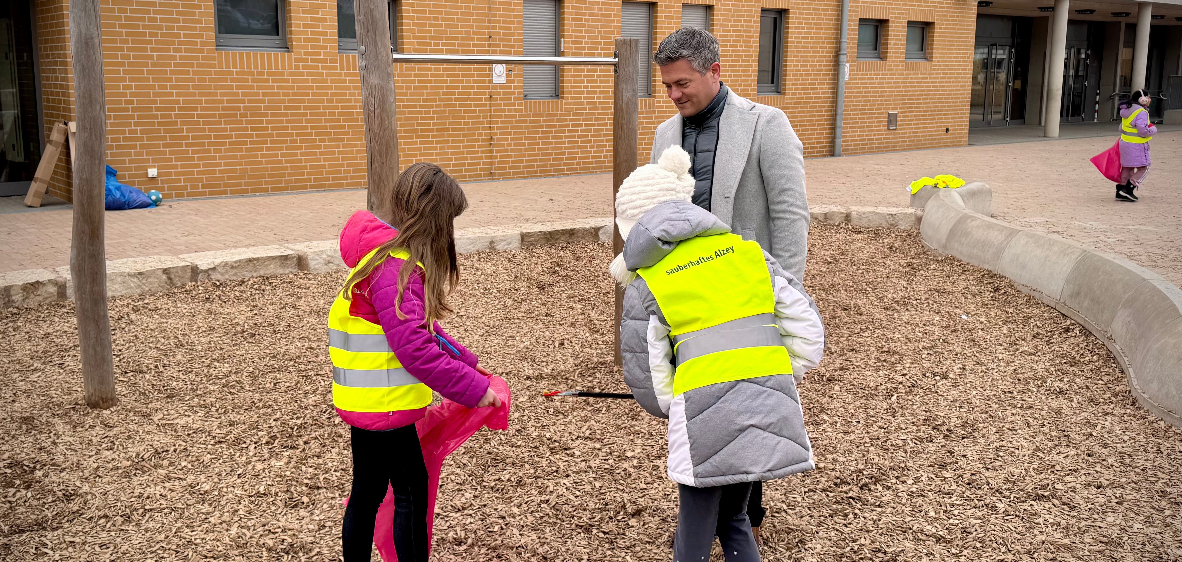 Kinder helfen beim sauber machen