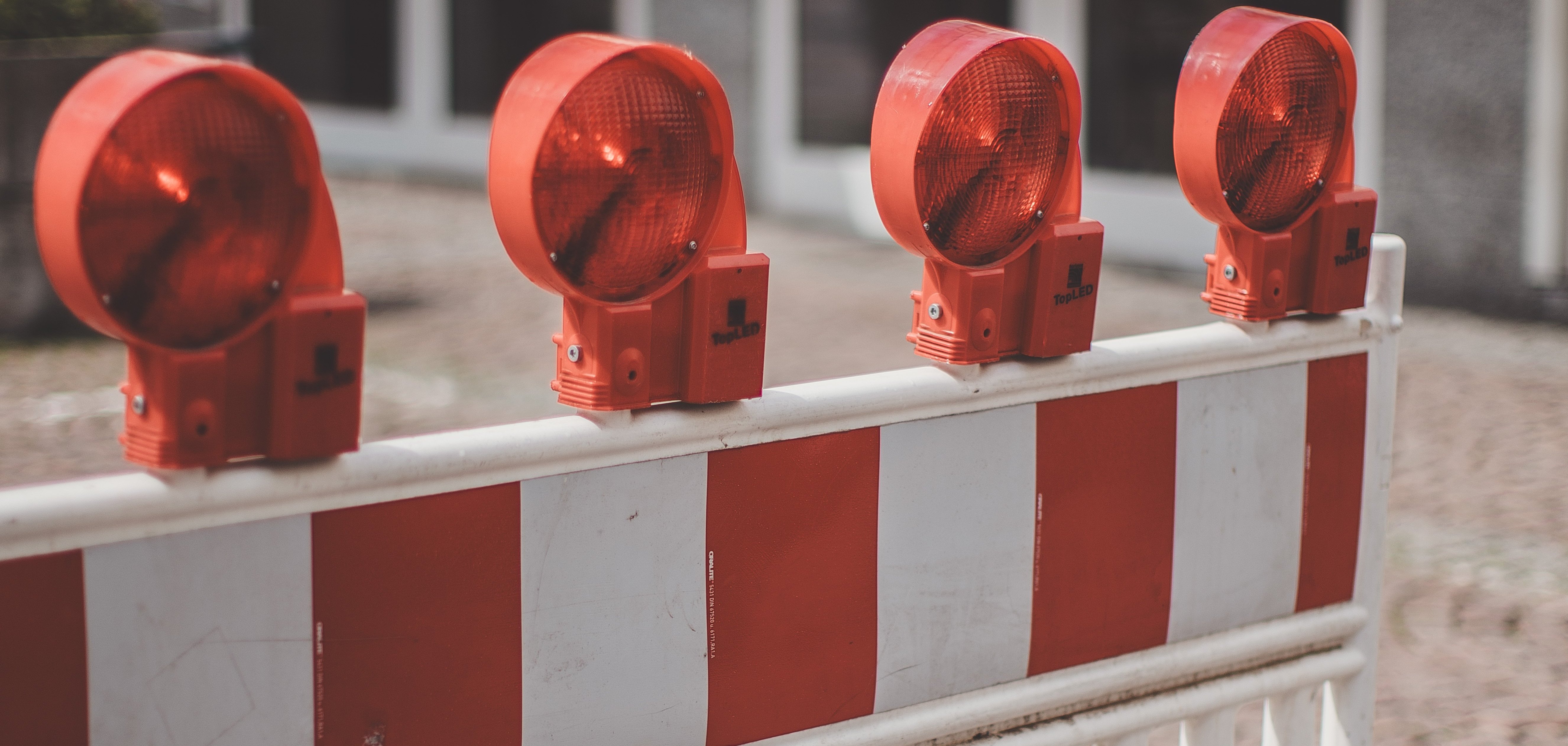 eine weiß-rote Absperrung eines Platzes