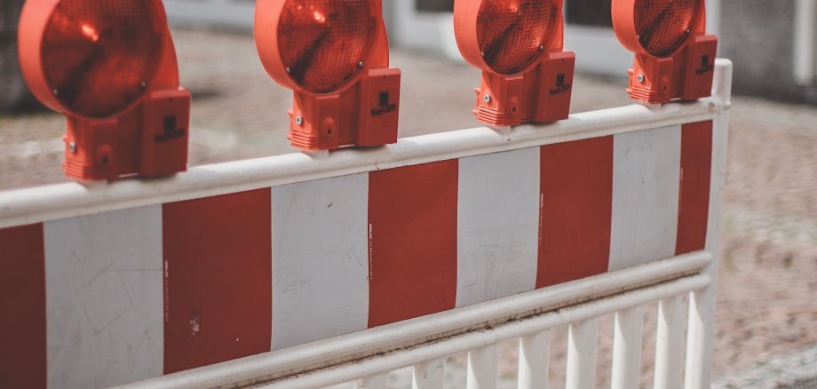 eine weiß-rote Absperrung eines Platzes