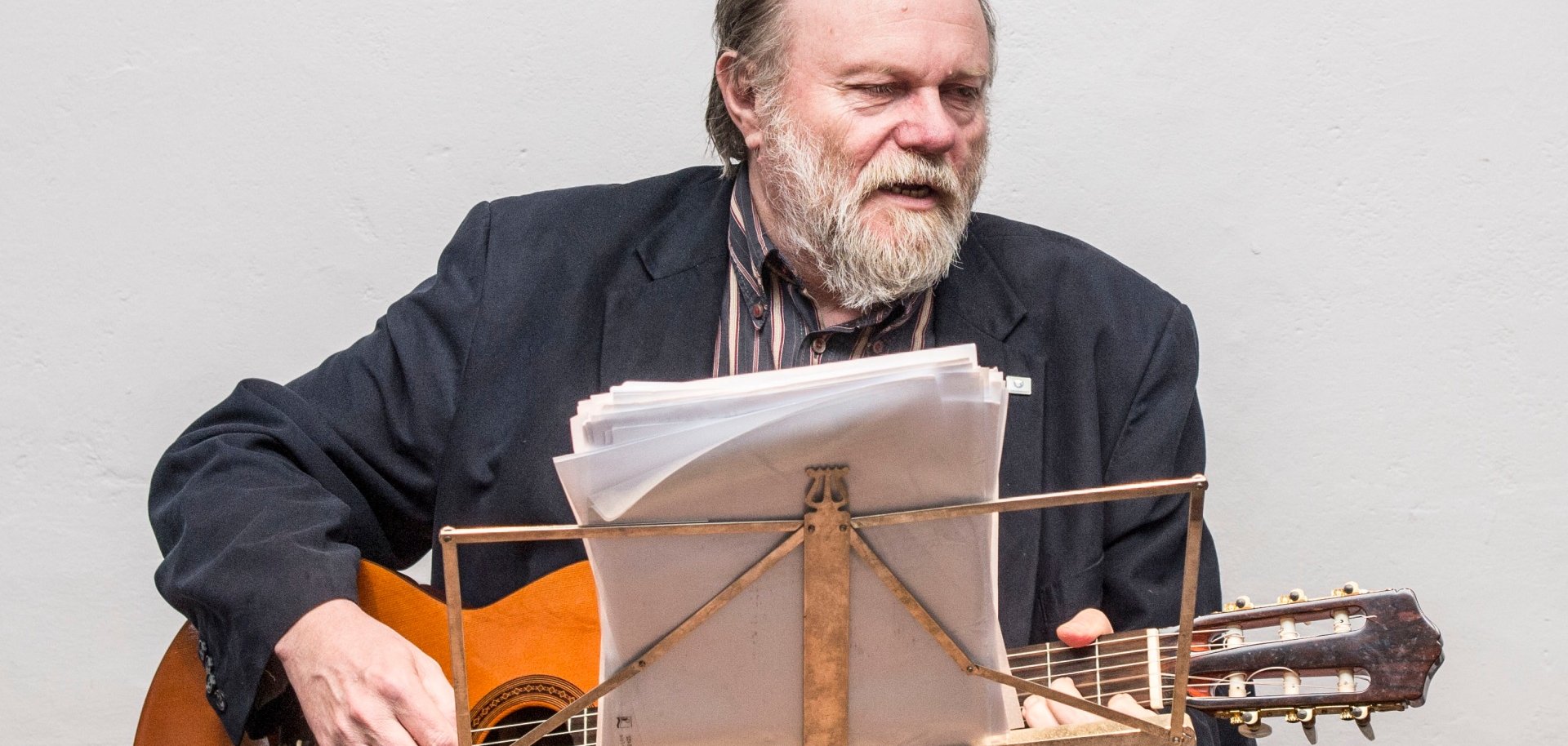 Volker Galle spielt Gitarre und singt mit Musikblättern