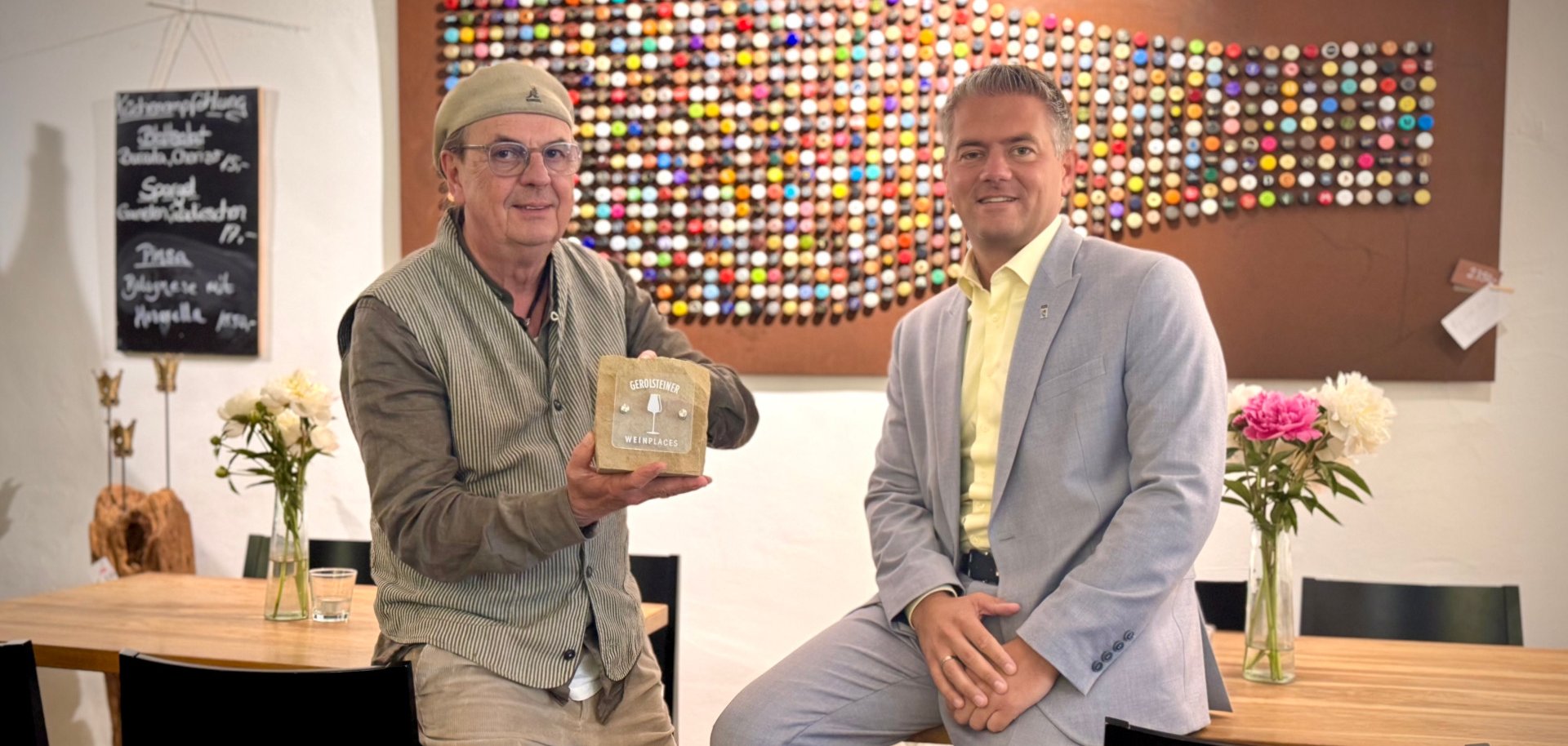 2 Männer und einer mit einem Stein, Glas oben drüber und Gravur