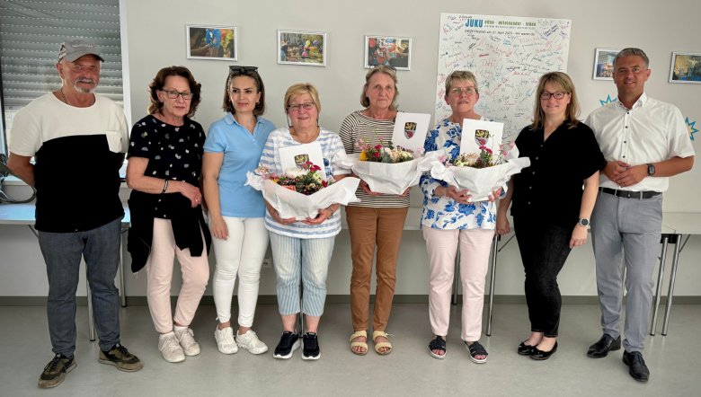 8 Personen und 3 davon haben einen Blumenschiff mit Urkunde bekommen